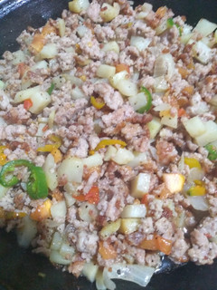 A picture of Picadillo de puerco con pico de gallo y papa.
