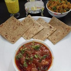 A picture of Baigan aloo in gravy.