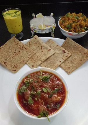 A picture of Baigan aloo in gravy.