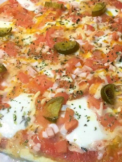 Una foto de Pizza 4 quesos con toque mexicano