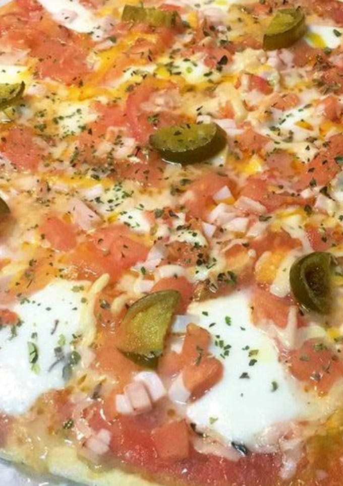 Una foto de Pizza 4 quesos con toque mexicano