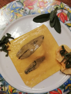 Foto di Raviolo di magro burro e salvia