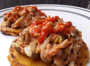 Una foto de Arepas🍘 con ensalada🥗🥙 para semana santa...🍘