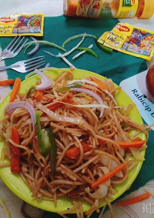 हक्का वेजीज नूडल्स विथ मसाला ए मैजिक(hakka noodles with masala e magic recipe in hindi) रेसिपी मुख्य फोटो