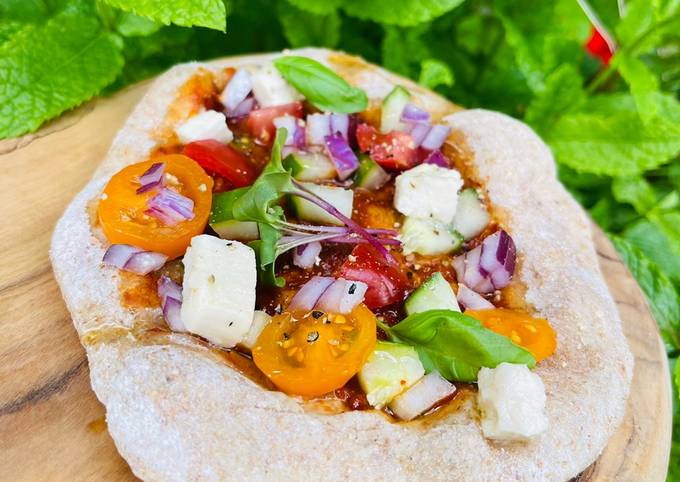 Greek Salad Pitta pizza 🌱 #feelgoodfood