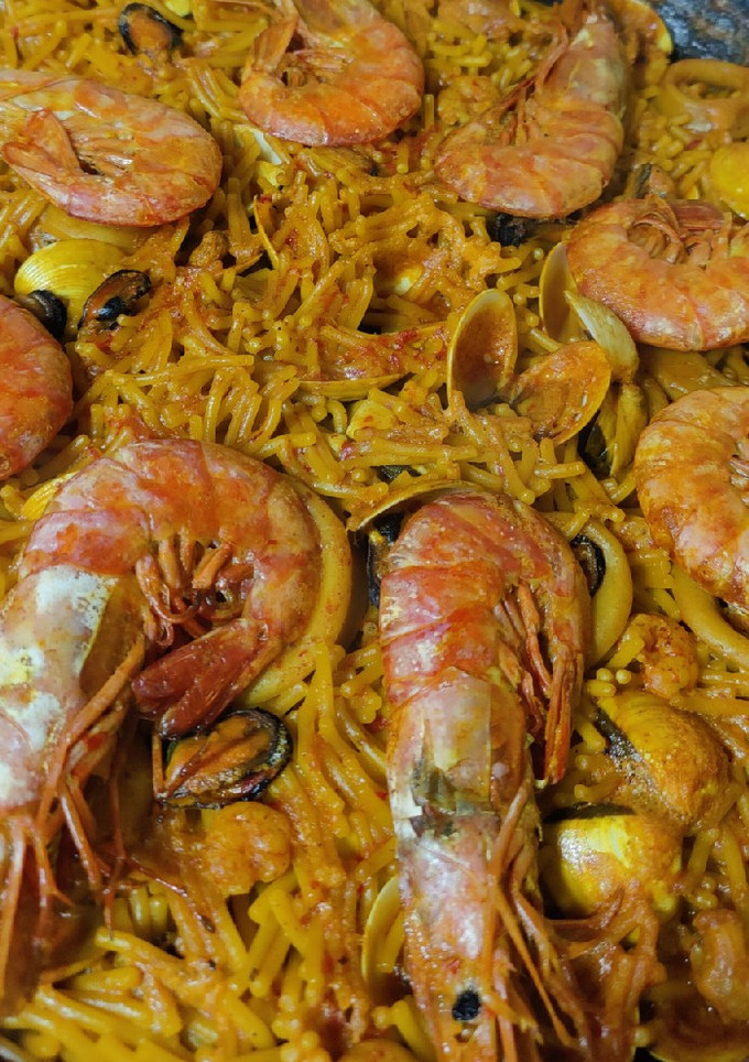 Una foto de Fideuà