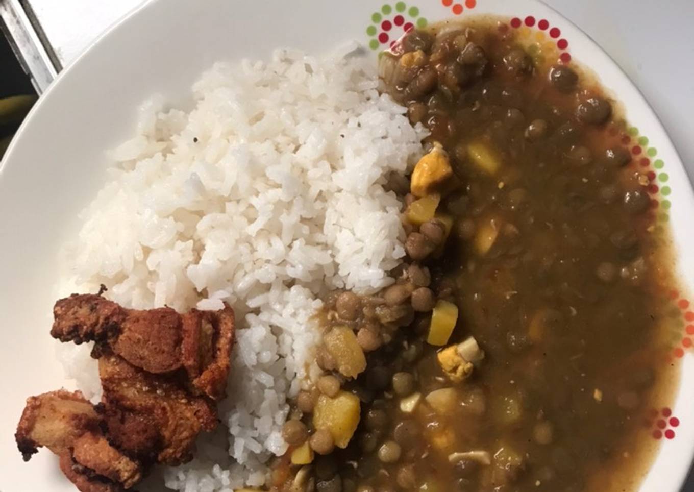 Lentejas con huevo y chicharrón