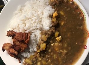 Una foto de Lentejas con huevo y chicharrón