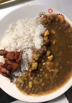 Una foto de Lentejas con huevo y chicharrón
