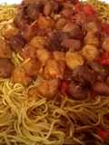 Espagueti bolitas de pollo y salsa roja