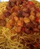 Espagueti bolitas de pollo y salsa roja