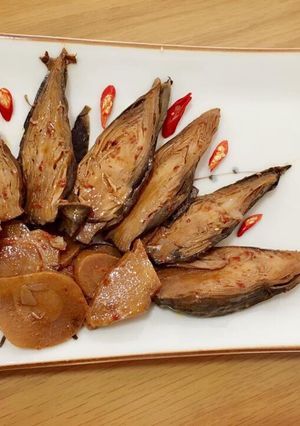 Hình của món Nõn hoa chuối kho riềng.