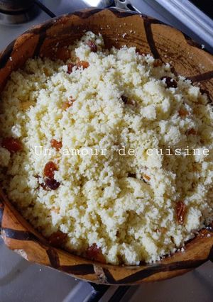 Une photo de Couscous aux raisins secs 🍇 jaunes, roses et rouges