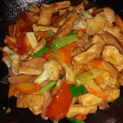รูปของ Tumis tahu,sosis,wortel,dan bunga kol