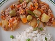 Una foto de atún cebolla jitomate
