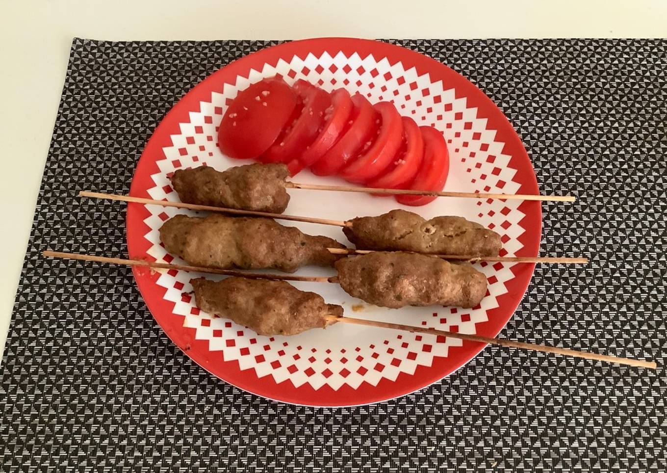 Brochetas de carne picada