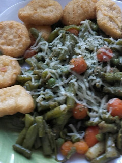 Párolt ceruzabab, répa, zöldség, borsó reszelt sajttal 🍸 recept fotója