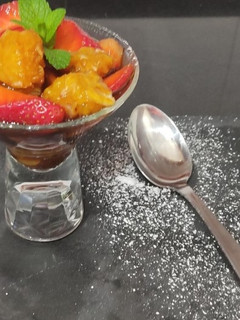 Una foto de Fresas y naranjas con vino dulce
