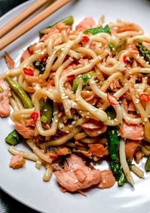 A picture of Salmon & Asparagus Udon Noodles.
