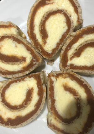 O poză a rețetei Rulada de napolitana, caramel și cocos.