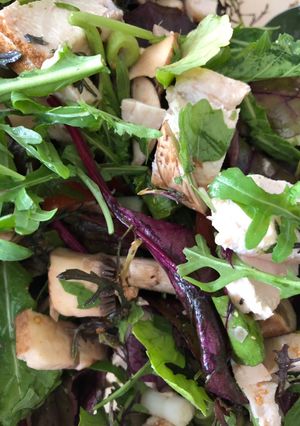 A picture of Roasted Chicken and Spring Onions, with Lime and Oil dressing, served in a Green Salad.