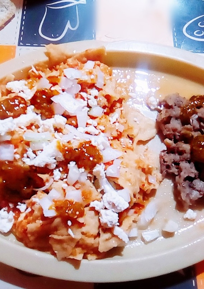Una foto de Chilaquiles rojos