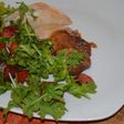 Pechuga de pollo rostizado con ensalada de argula y fresas