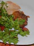 Pechuga de pollo rostizado con ensalada de argula y fresas