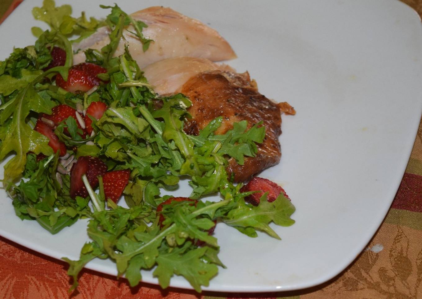 Pechuga de pollo rostizado con ensalada de argula y fresas