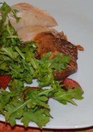Una foto de Pechuga de pollo rostizado con ensalada de argula y fresas