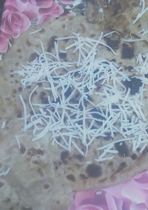 चीज़ आलू पराठा(cheese aloo paratha recipe in Hindi) रेसिपी मुख्य फोटो