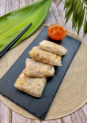 Una foto de Sacos de arroz fritos rellenos de carne y verduras con salsa agridulce casera