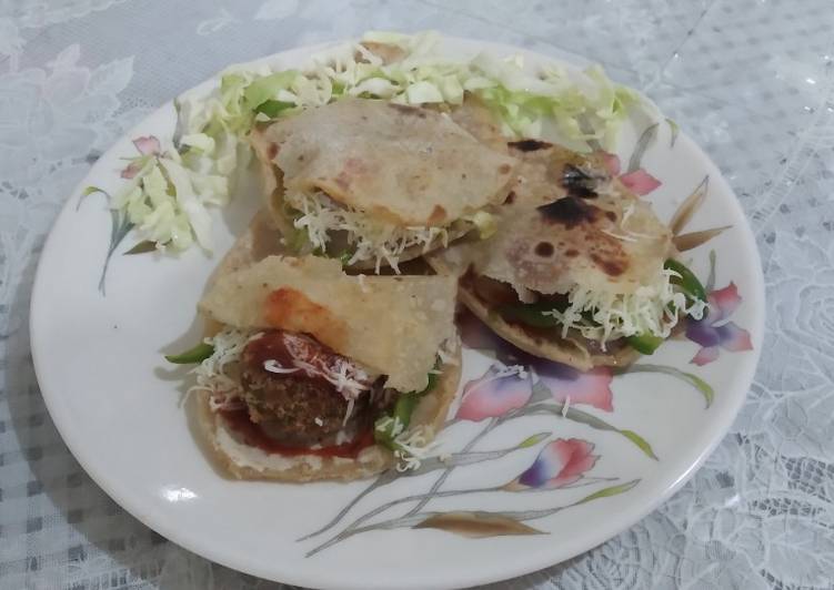 Recipe of Super Quick Homemade Pita bread with falafel and tahini sauce