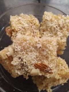 કોપરા પાક (રવા કોપરા ની બરફી) (Kopra Pak Recipe In Gujarati) રેસીપી મુખ્ય ફોટો