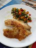 Pescado a la plancha con vegetales a la mantequilla