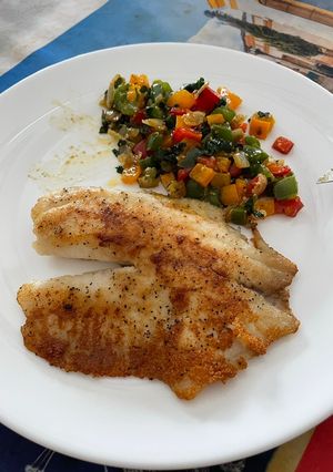 Una foto de Pescado a la plancha con vegetales a la mantequilla