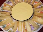 Una foto de yuca frita con queso