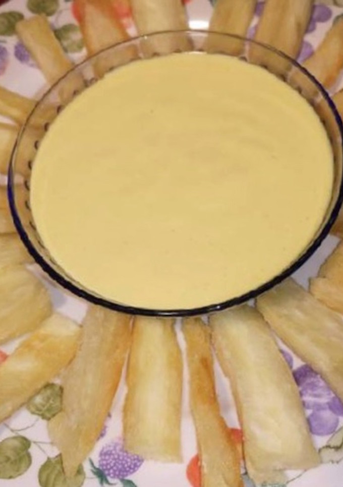 Una foto de Yuca frita con salsa huancaína