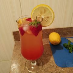 A picture of Strawberry Lemonade.