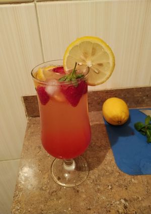 A picture of Strawberry Lemonade.