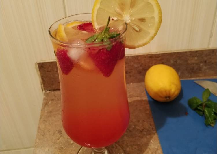 Step-by-Step Guide to Prepare Tasteful Strawberry Lemonade