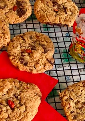 A picture of Goji Berries & Chocolate Chip Cookies.