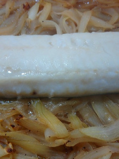 Una foto de Bacalao con cebolla y moscatel al horno