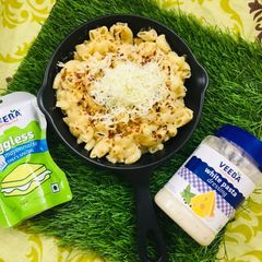 A picture of White sauce pasta.