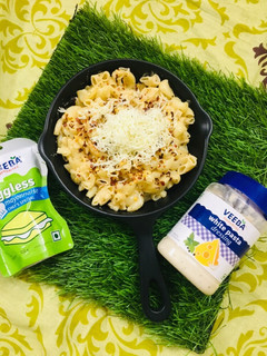 A picture of White sauce pasta.