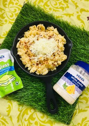 A picture of White sauce pasta.