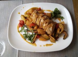 Foto di Filetto di maiale al miele e senape con verdurine spadellate