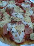 Pizza semi integral, simple de tomate y quesitos