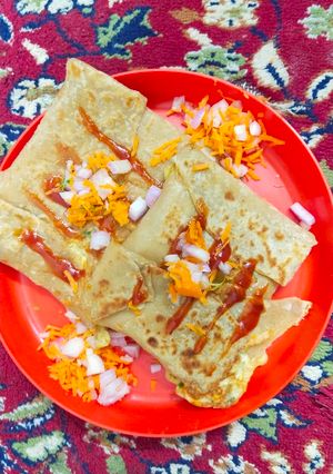 स्टफ एग पराठा (egg paratha recipe in marathi) रेसिपी चे मुख्य फोटो 
