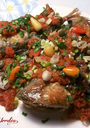 Una foto de Jurellillos blancos con charmela picante y alcaparras